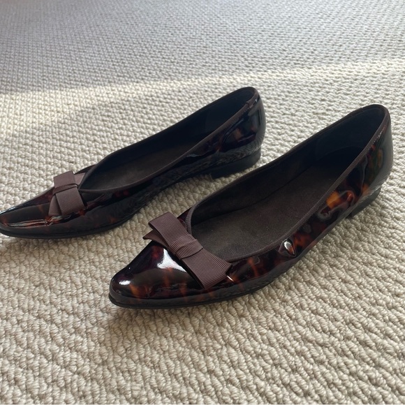 Stuart Weitzman Pointed Toe Patent Leather Tortoise Shell Bow Flats Size 7 - Picture 6 of 11
